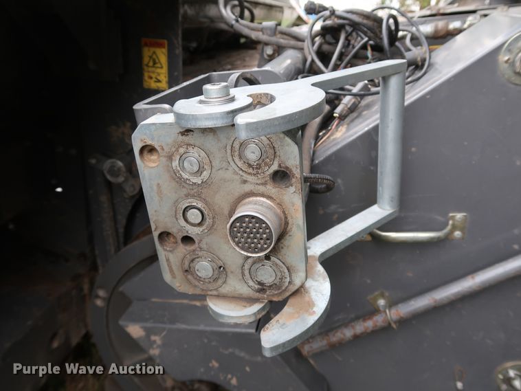 image for item DJ2413 2014 Gleaner 3000 R12  corn head