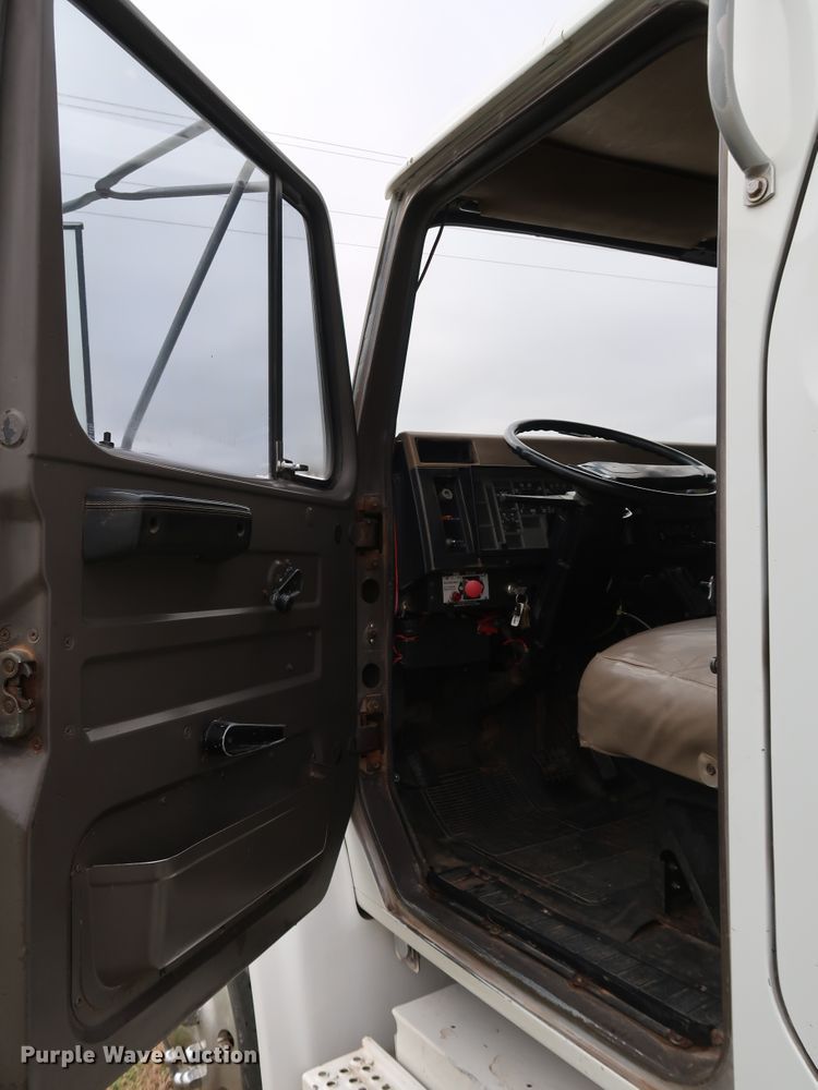 image for item DJ2416 1992 International 4700  utility / service truck