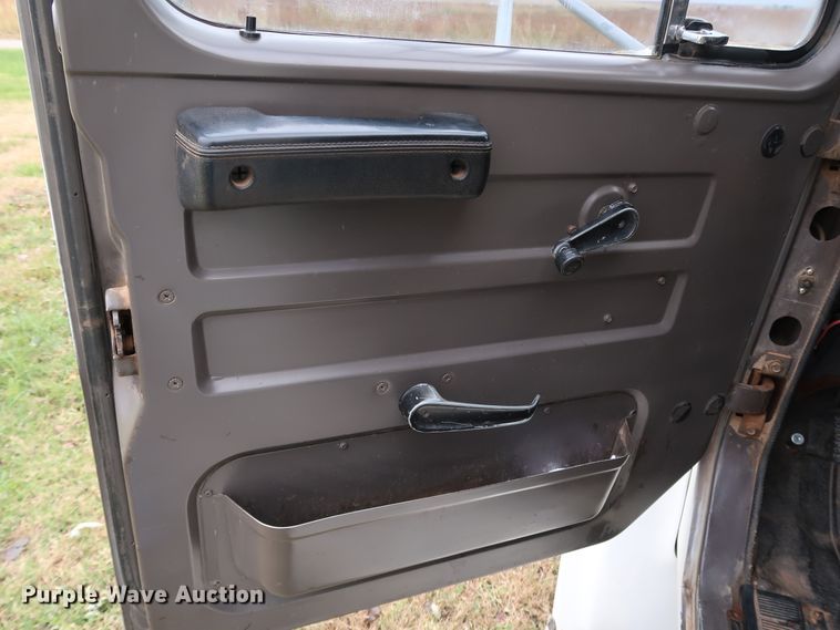 image for item DJ2416 1992 International 4700  utility / service truck