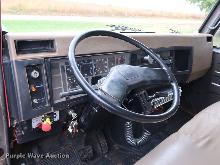 image for item DJ2416 1992 International 4700  utility / service truck