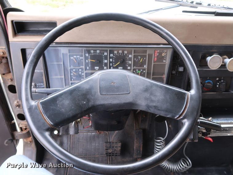 image for item DJ2416 1992 International 4700  utility / service truck