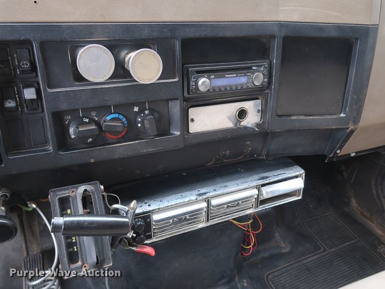 image for item DJ2416 1992 International 4700  utility / service truck