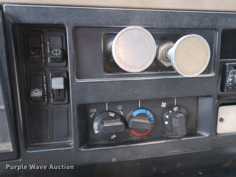 image for item DJ2416 1992 International 4700  utility / service truck