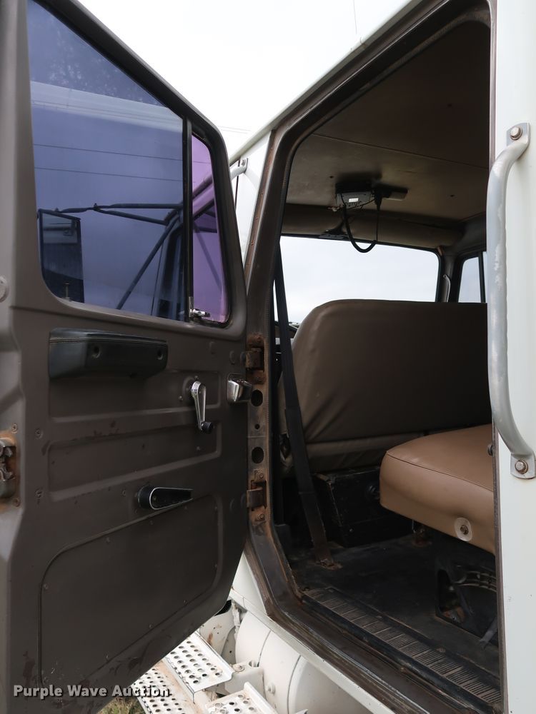 image for item DJ2416 1992 International 4700  utility / service truck