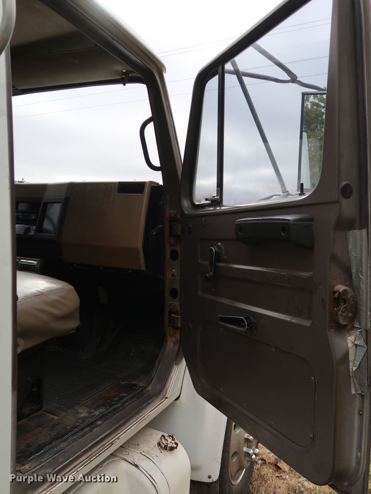 image for item DJ2416 1992 International 4700  utility / service truck