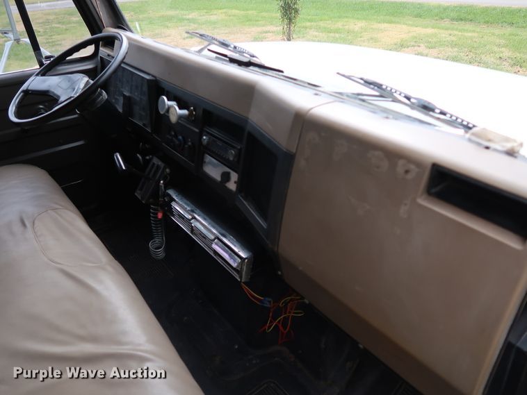 image for item DJ2416 1992 International 4700  utility / service truck