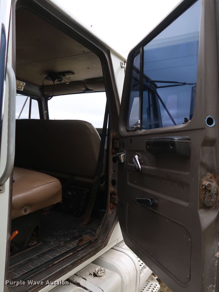 image for item DJ2416 1992 International 4700  utility / service truck