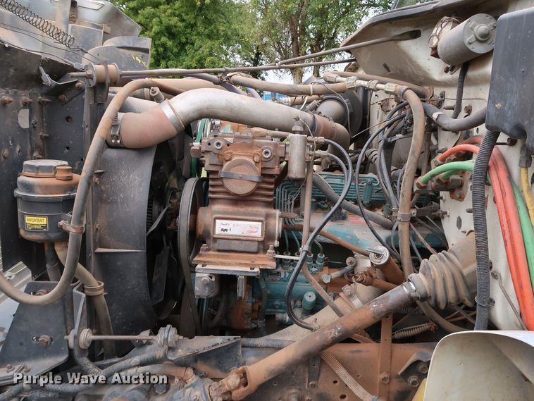 image for item DJ2416 1992 International 4700  utility / service truck