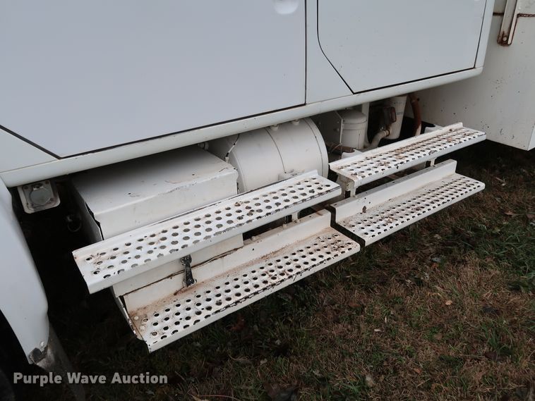 image for item DJ2416 1992 International 4700  utility / service truck