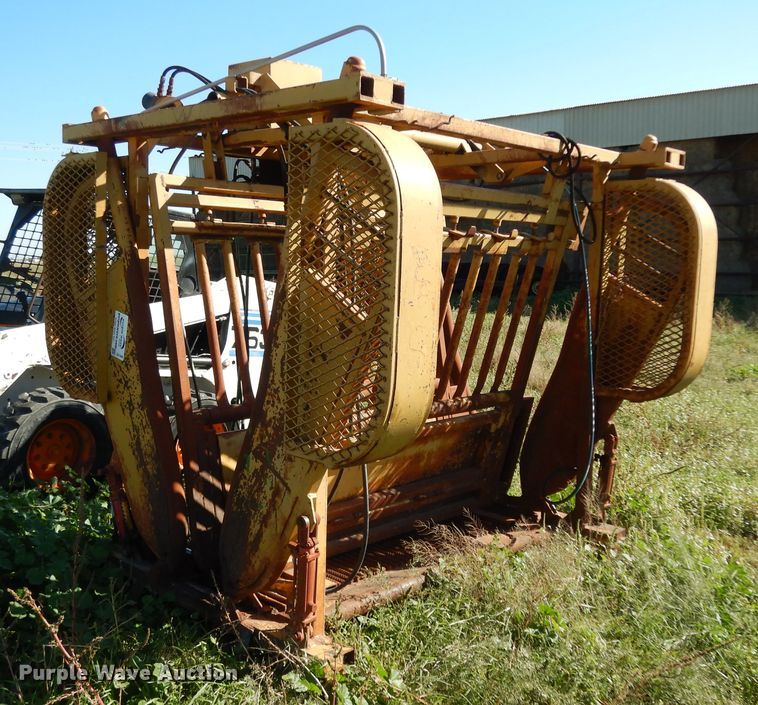 image for item DJ7448 Flying W SB  livestock squeeze chute