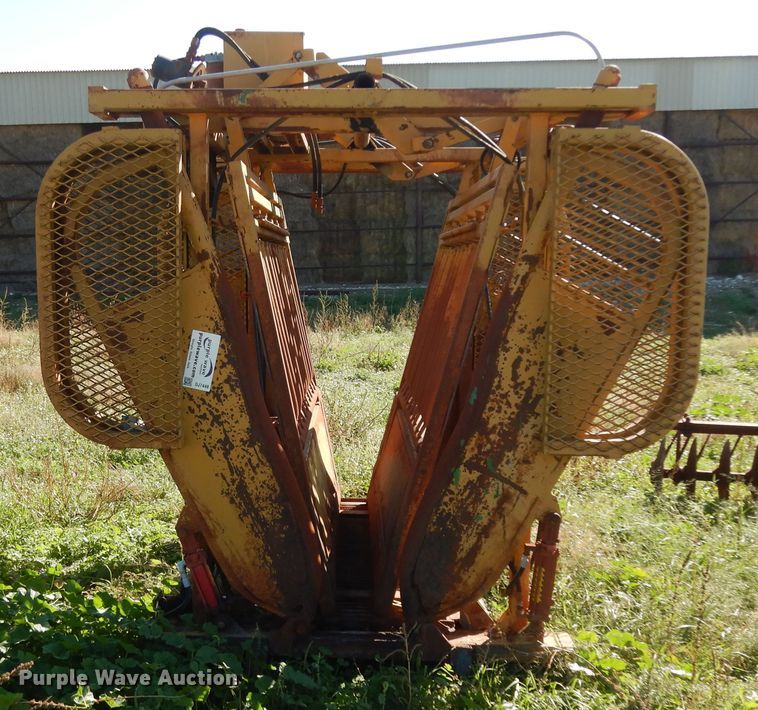 image for item DJ7448 Flying W SB  livestock squeeze chute
