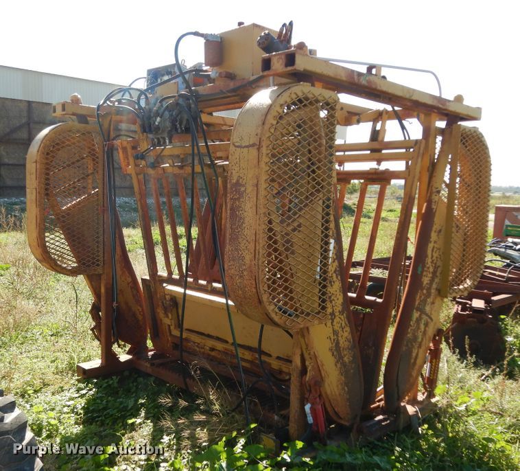 image for item DJ7448 Flying W SB  livestock squeeze chute