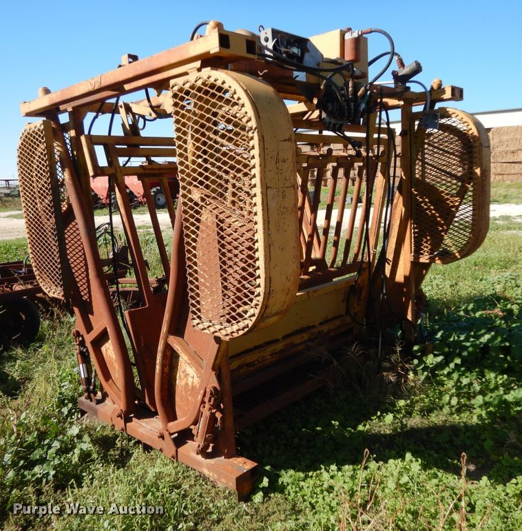 image for item DJ7448 Flying W SB  livestock squeeze chute