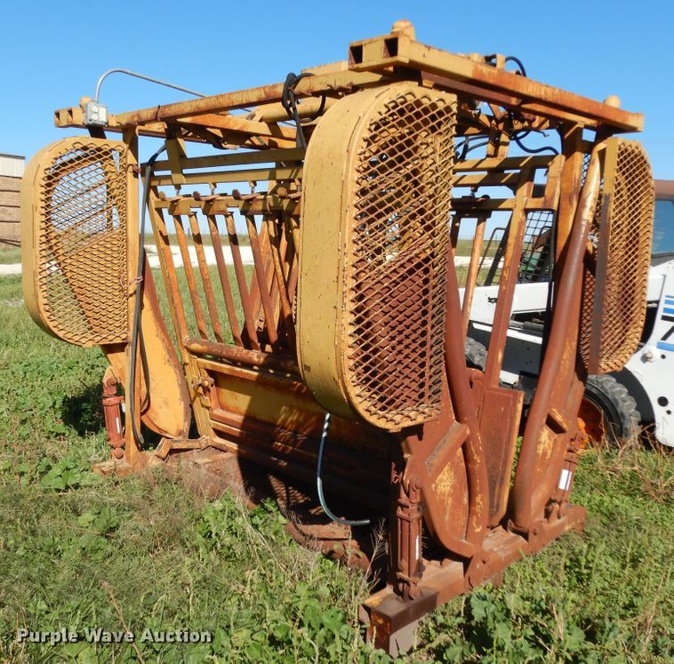 image for item DJ7448 Flying W SB  livestock squeeze chute