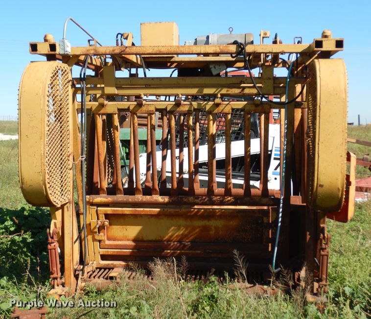 image for item DJ7448 Flying W SB  livestock squeeze chute