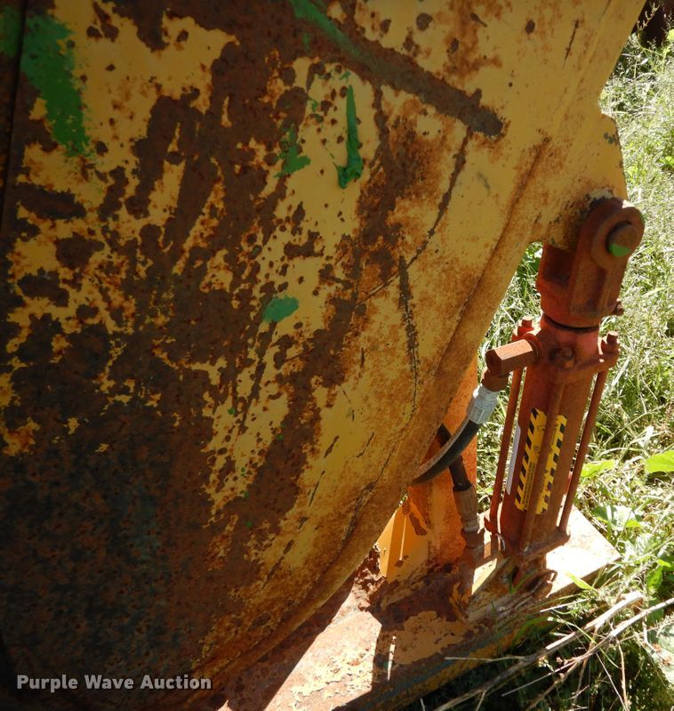image for item DJ7448 Flying W SB  livestock squeeze chute