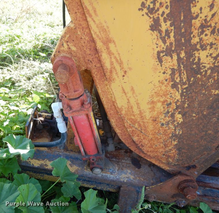 image for item DJ7448 Flying W SB  livestock squeeze chute