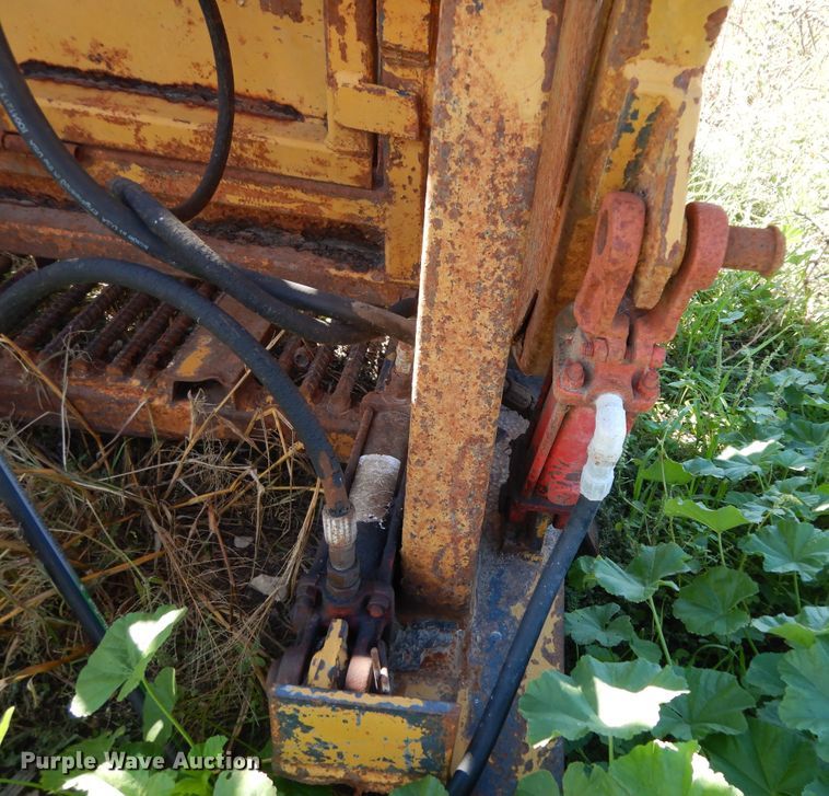 image for item DJ7448 Flying W SB  livestock squeeze chute