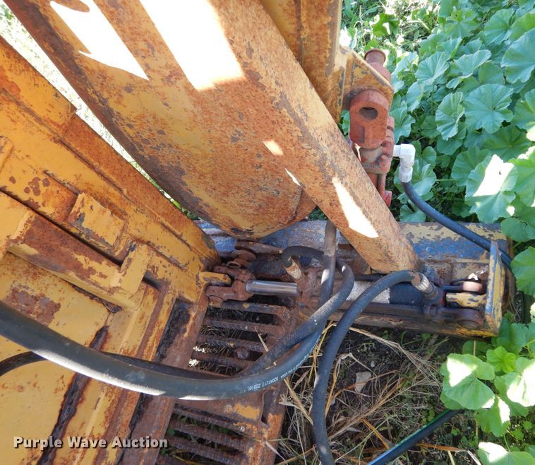 image for item DJ7448 Flying W SB  livestock squeeze chute
