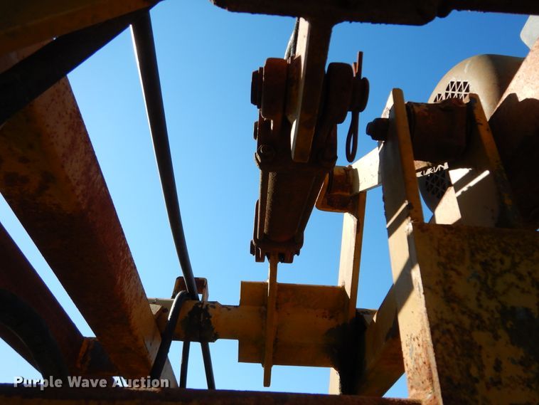 image for item DJ7448 Flying W SB  livestock squeeze chute