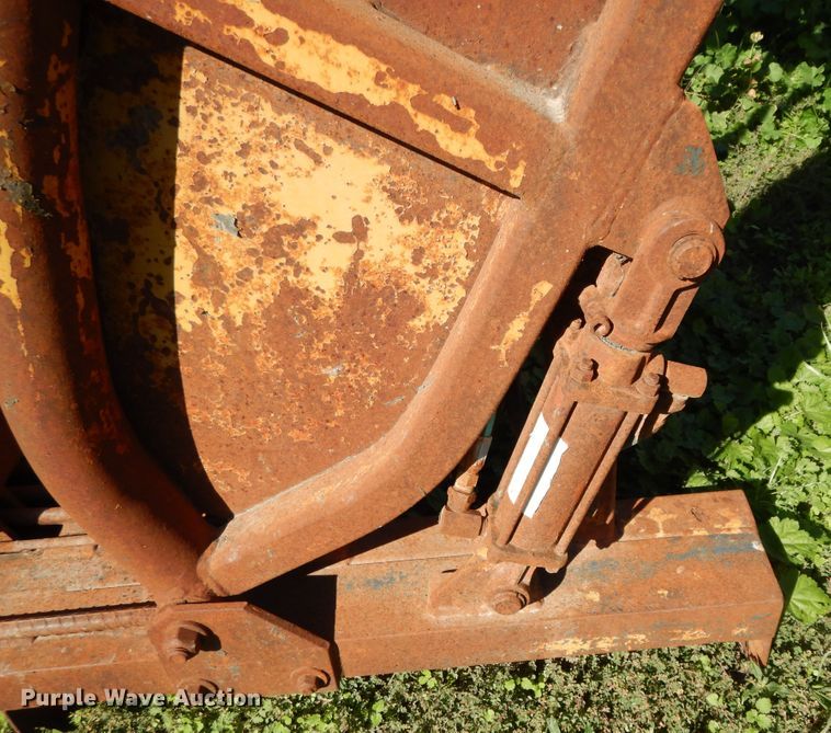 image for item DJ7448 Flying W SB  livestock squeeze chute