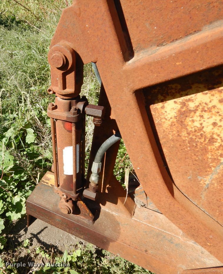 image for item DJ7448 Flying W SB  livestock squeeze chute