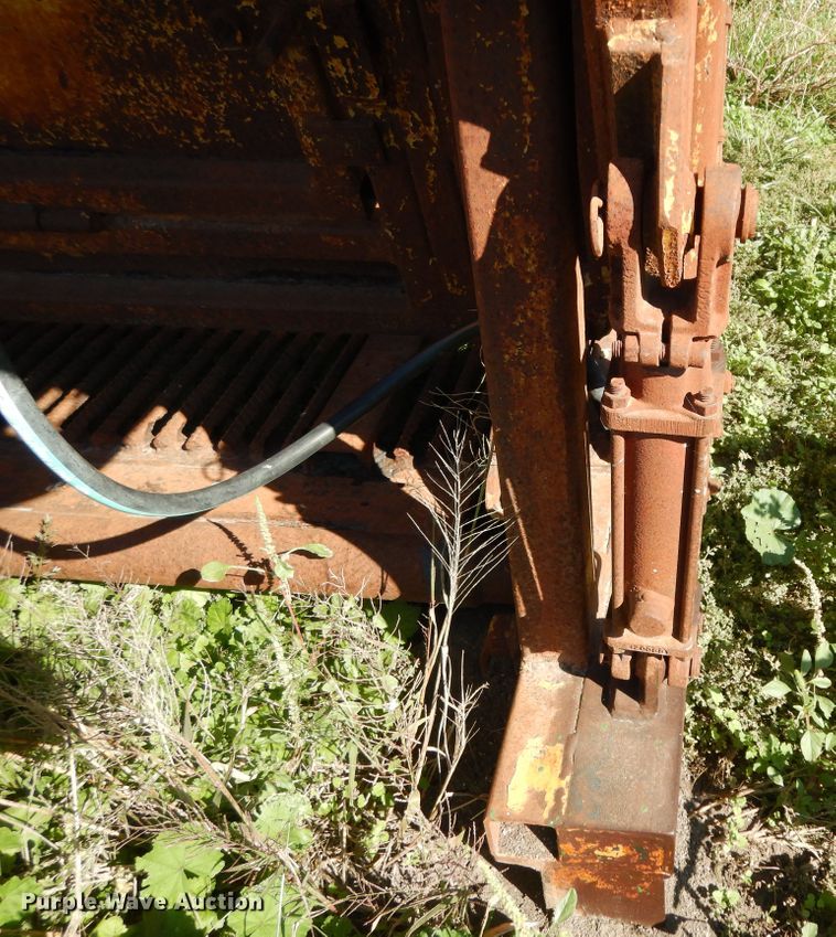 image for item DJ7448 Flying W SB  livestock squeeze chute
