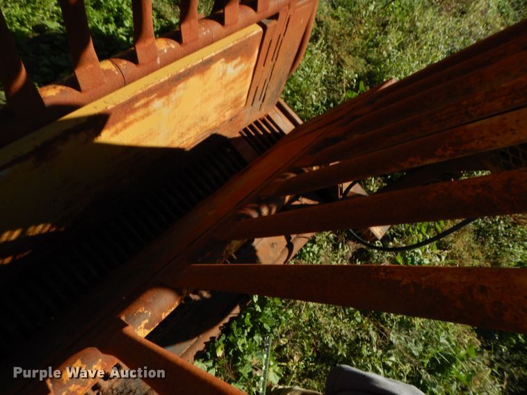 image for item DJ7448 Flying W SB  livestock squeeze chute