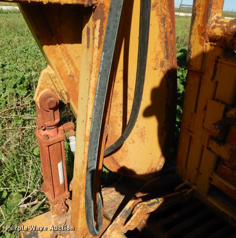image for item DJ7448 Flying W SB  livestock squeeze chute