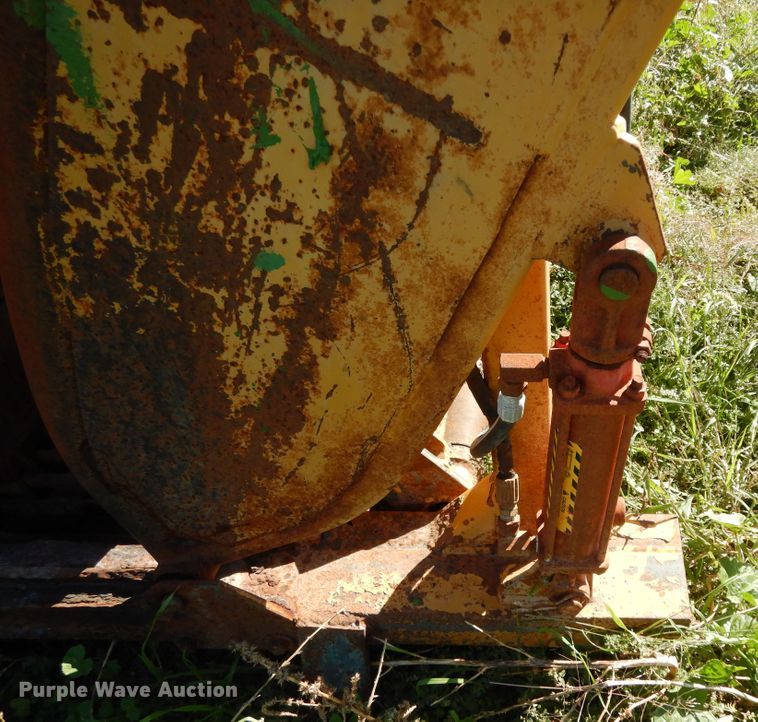 image for item DJ7448 Flying W SB  livestock squeeze chute