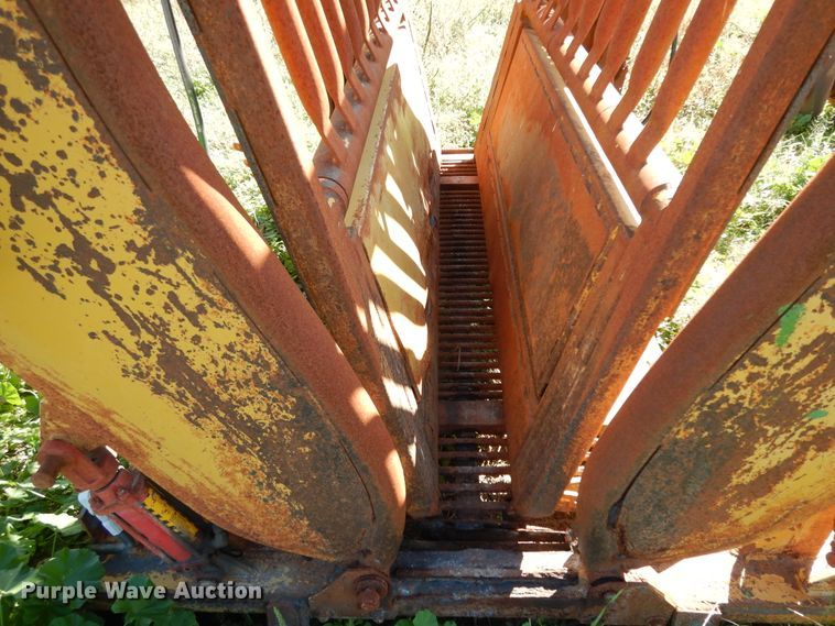 image for item DJ7448 Flying W SB  livestock squeeze chute