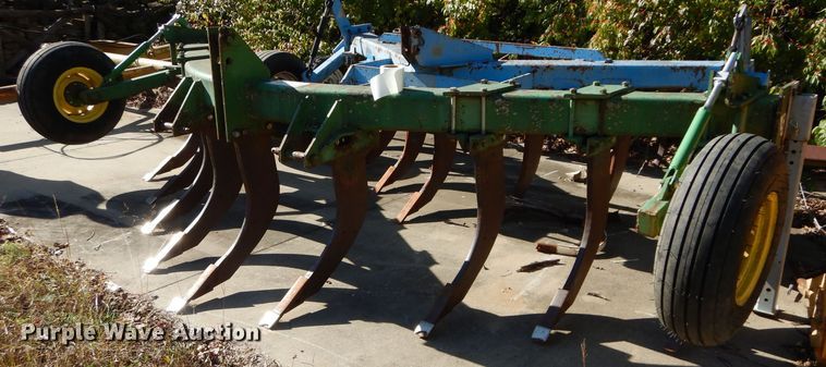 image for item DM0678 John Deere E0900  V-ripper