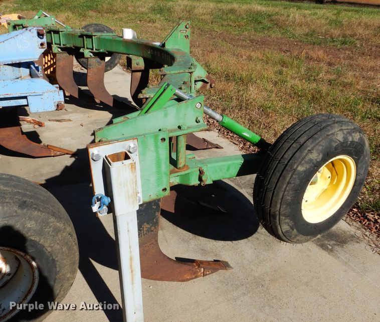 image for item DM0678 John Deere E0900  V-ripper