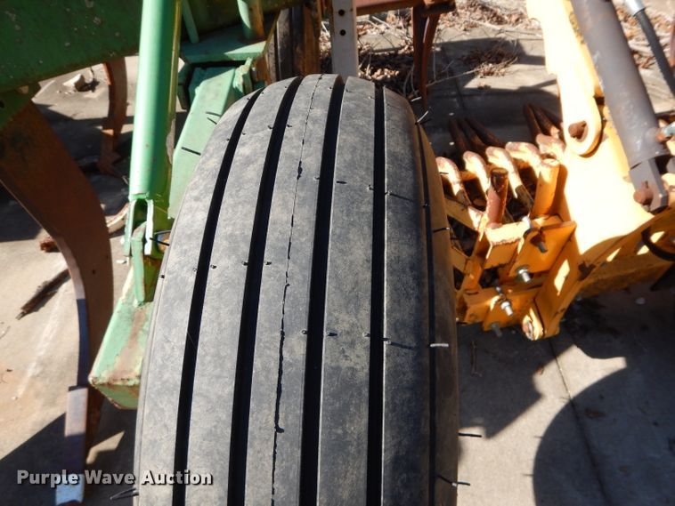 image for item DM0678 John Deere E0900  V-ripper