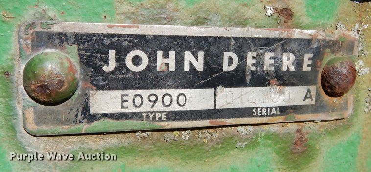 image for item DM0678 John Deere E0900  V-ripper
