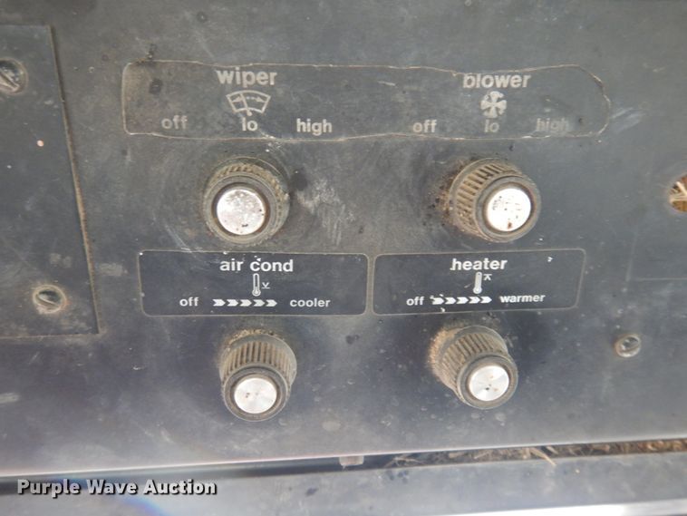 image for item DN6250 1974 Allis Chalmers 7040  tractor