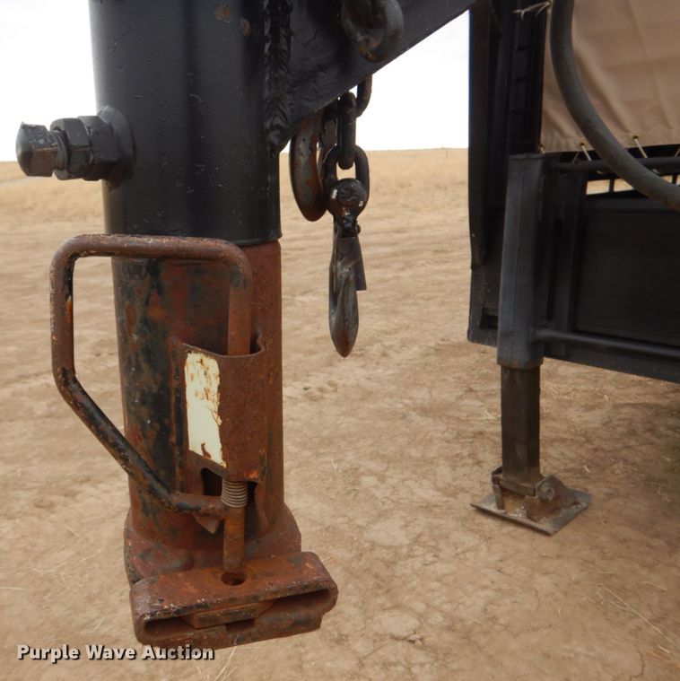 image for item DN6253 2006 Gooseneck A10A2  livestock trailer