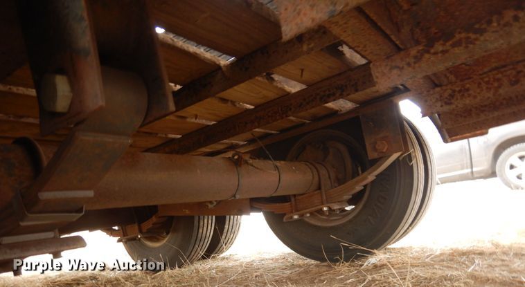 image for item DN6253 2006 Gooseneck A10A2  livestock trailer