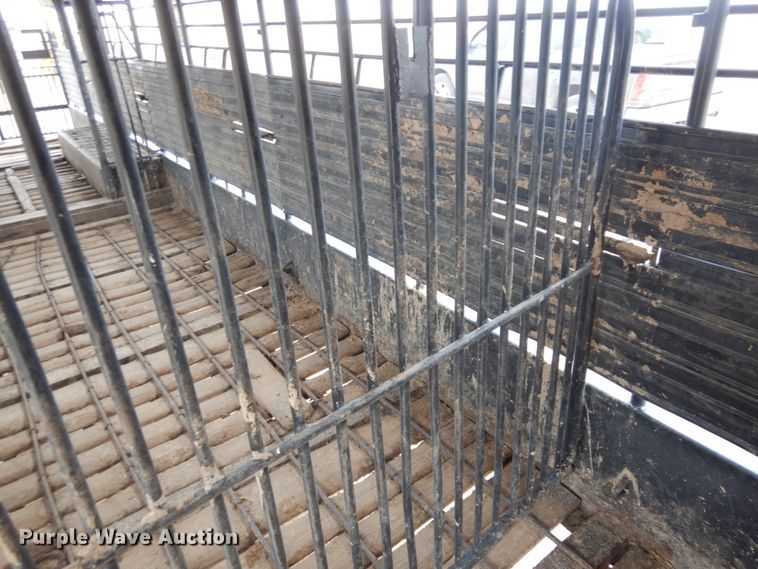 image for item DN6253 2006 Gooseneck A10A2  livestock trailer