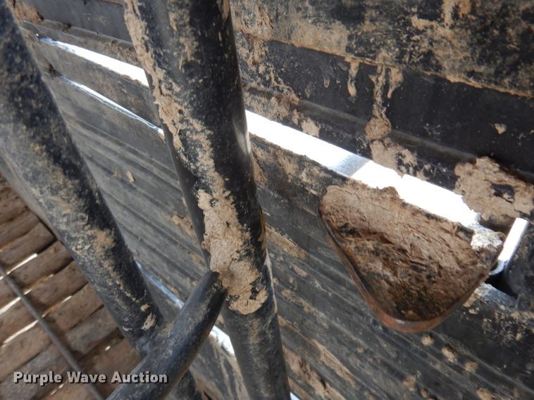 image for item DN6253 2006 Gooseneck A10A2  livestock trailer