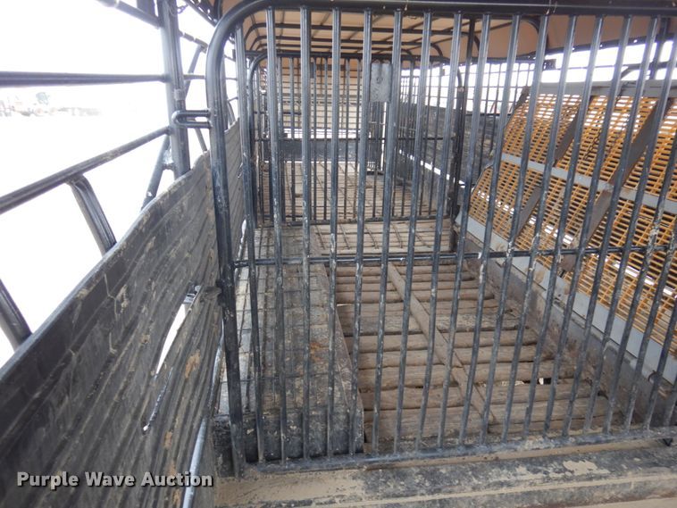 image for item DN6253 2006 Gooseneck A10A2  livestock trailer