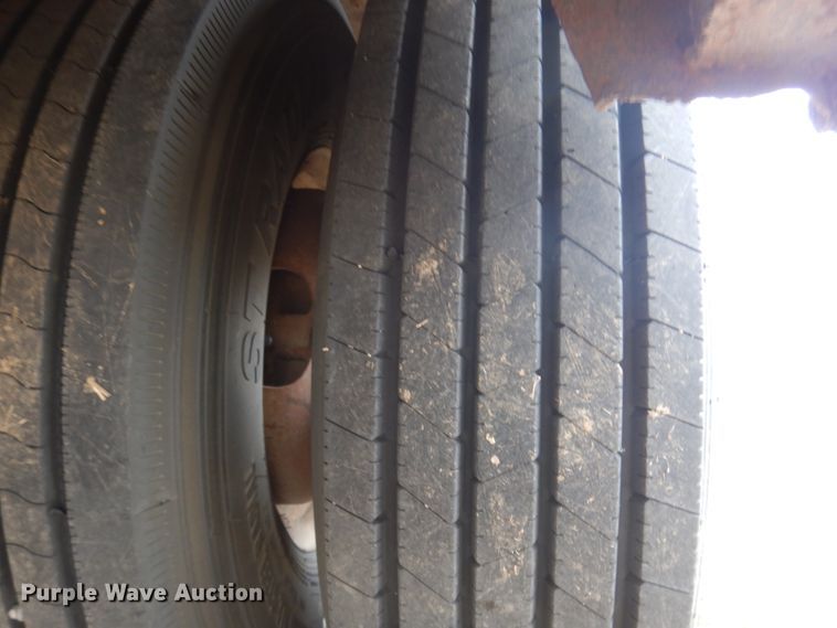 image for item DN6253 2006 Gooseneck A10A2  livestock trailer