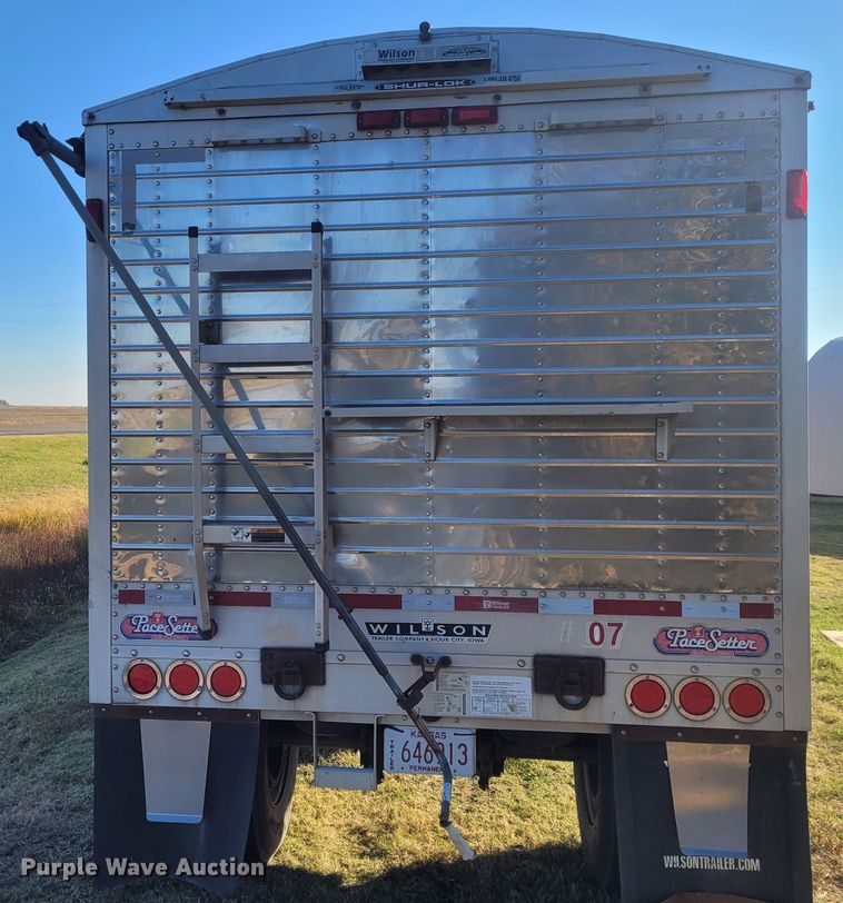 image for item FC9090 2010 Wilson DWH-500 Pace Setter  grain trailer