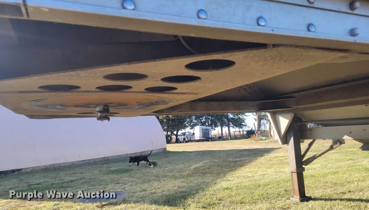 image for item FC9090 2010 Wilson DWH-500 Pace Setter  grain trailer