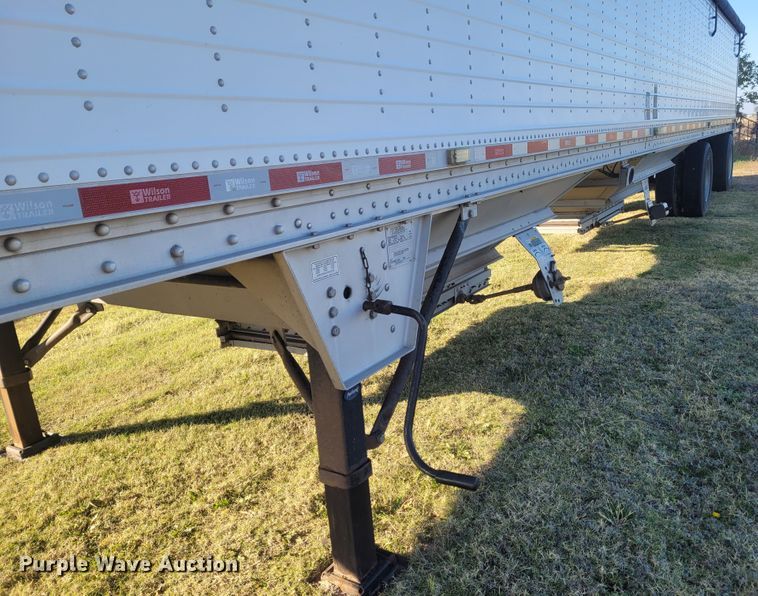 image for item FC9090 2010 Wilson DWH-500 Pace Setter  grain trailer