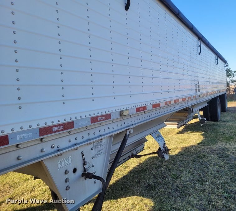 image for item FC9090 2010 Wilson DWH-500 Pace Setter  grain trailer