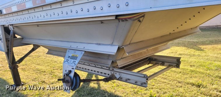 image for item FC9090 2010 Wilson DWH-500 Pace Setter  grain trailer