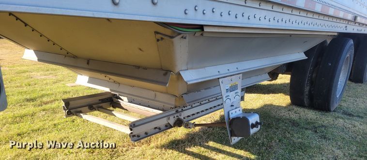 image for item FC9090 2010 Wilson DWH-500 Pace Setter  grain trailer