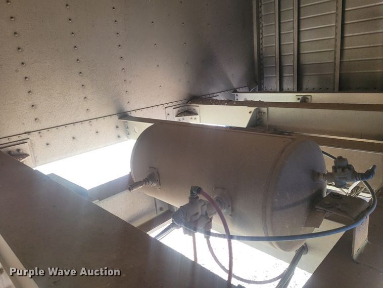 image for item FC9090 2010 Wilson DWH-500 Pace Setter  grain trailer