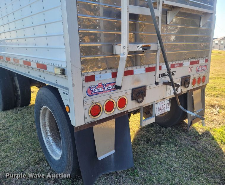 image for item FC9090 2010 Wilson DWH-500 Pace Setter  grain trailer